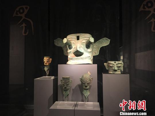 在“青铜的对话：黄河与长江流域商代青铜文明展”上，三星堆博物馆的多件文物首次“裸展”。　徐杨祎 摄