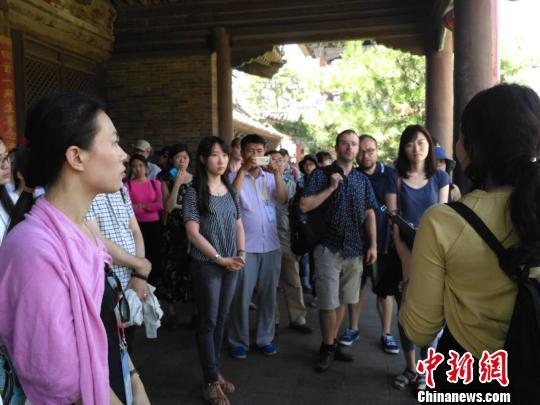 国内外学者山西大同永安寺内参访感受中国佛教壁画艺术。　范丽芳　摄
