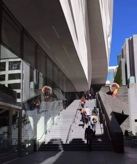 人们走上新的旧金山现代艺术博物馆的入口。图片：Laura Sydell/NPR