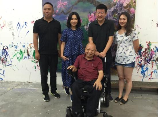 左起：张骏（五彩基金秘书长）、刘嘉玲（著名影星）、廖国龙（成都市残疾人福利基金会理事长）、周春芽（艺术家）、李倩茹（五彩基金老师）