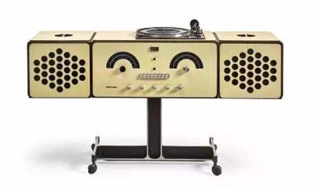 ▲ 皮耶·贾科莫及阿基里斯·卡斯蒂廖尼（Pier Giacomo and Achille Castiglioni）创作的唱片机由布莱维加电器公司出品，型号为RR 126，1965年制，是60年代意大利设计的代表作。图片来源：苏富比拍卖行
