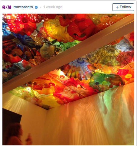 我 们今天参观了#ChihulyTO，一位来自美国的玻璃艺术家的特别艺术展。他的名字叫戴尔·奇胡利，做的是玻璃艺术。这些千姿百态、色彩丰富的现代手工 玻璃艺术品着实令人眼花缭乱。作品很有启发性，让我们见识到了富有创意的玻璃艺术。这个展览是ROM的特展之一，观众们需要购买门票。我们建议在工作日去 观看，这样人就会少一些，你可以更容易地欣赏作品。但真正的问题是，为什么会有一位艺术家在天花板上布满古怪的玻璃娃娃？它出现在那里有些无厘头，这让人 感觉困惑。你得在参观ROM的时候自己去寻找答案了。请在Twitter & Instagram关注我们的年轻记者#romreporters，在romkids.tumblr.com。 上阅读我们的故事#museumed #atrom #summerclub2016 #ChihulyTO
Royal Ontario Museum （@romtoronto）发布的一张照片，2016年8月11日10：42am PDT