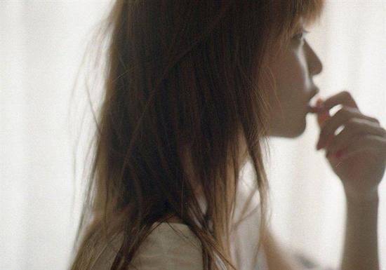日本摄影师拍摄刚起床迷迷糊糊的女孩