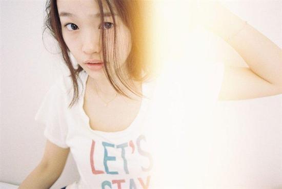 日本摄影师拍摄刚起床迷迷糊糊的女孩