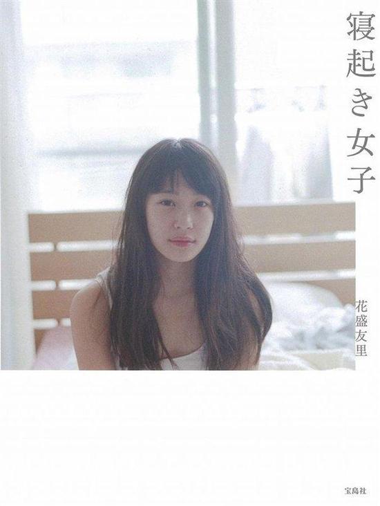 日本摄影师拍摄刚起床迷迷糊糊的女孩