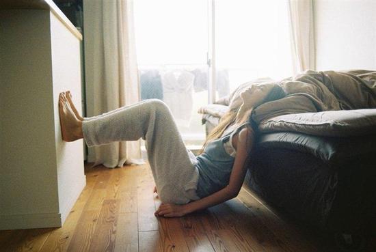 日本摄影师拍摄刚起床迷迷糊糊的女孩
