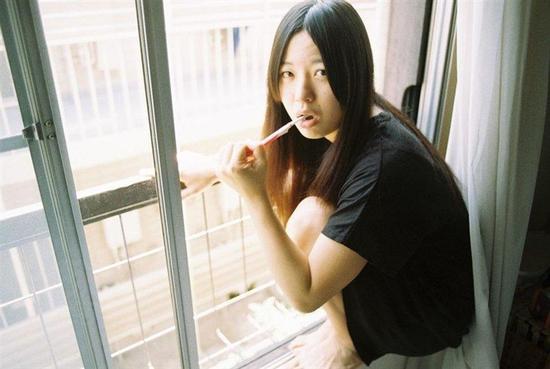 日本摄影师拍摄刚起床迷迷糊糊的女孩