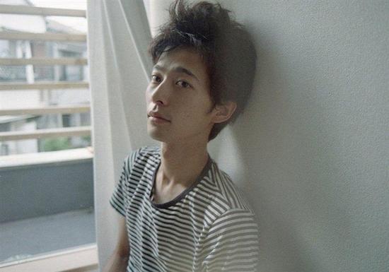日本摄影师拍摄刚起床迷迷糊糊的女孩
