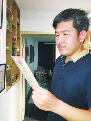 男子收藏800多张老厦门明信片和数百张侨批信札