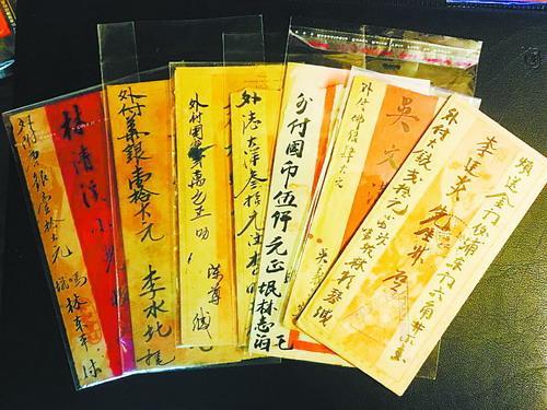 男子收藏800多张老厦门明信片和数百张侨批信札