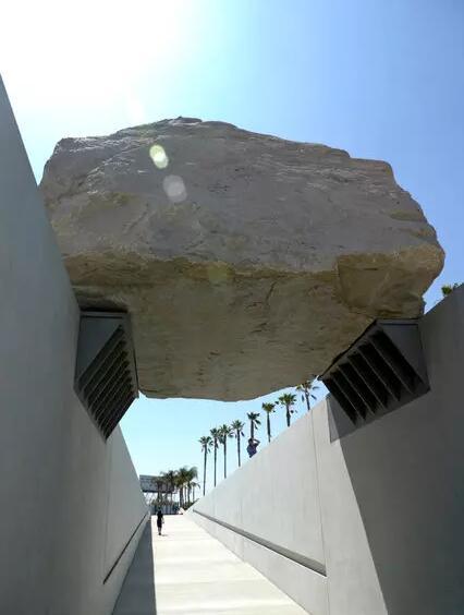 海泽作品“漂浮的重量”（Levitated Mass），位于洛杉矶郡博物院（Los Angeles County Museum of Art）。图片来自：纽约时报