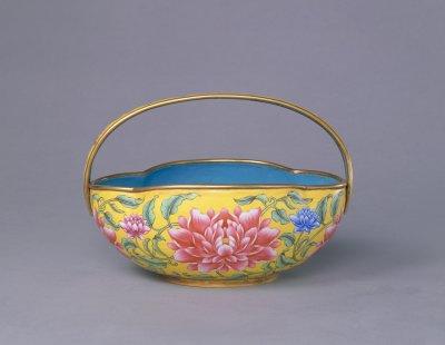画珐琅牡丹纹花篮,清乾隆,内务府造办处珐琅作制造,通高13.6cm,口径14.9-18.7cm,足径8.7cm。清宫旧藏。