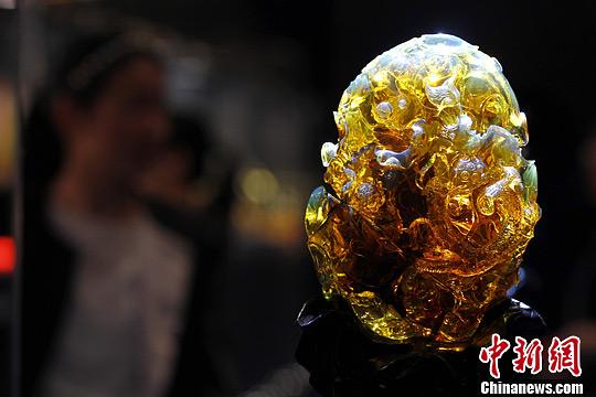 资料图:琥珀工艺品。中新社发 富田 摄
