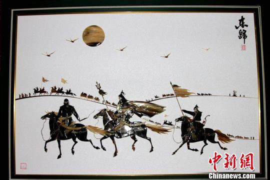 作品《回家》是一幅述说1771年土尔扈特人东归的骨雕画。　史玉江 摄