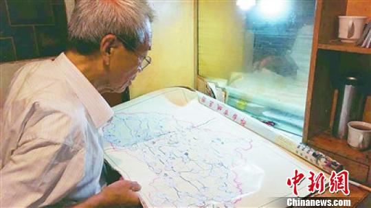 张连德老人用邮戳标注的地图。　尹彩红　摄