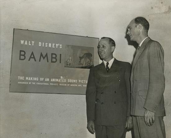 约翰•阿伯特1942年在展览小鹿斑比上