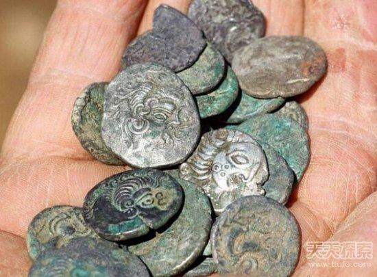 农民翻土挖到公元前一世纪钱币_藏趣逸闻