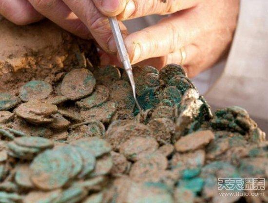 农民翻土挖到公元前一世纪钱币_藏趣逸闻