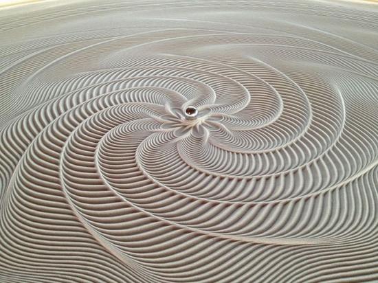 麦田怪圈:西西弗斯会自己画沙画的桌子_海外动