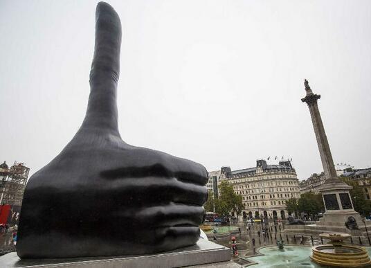 帮自己点赞！伦敦广场雕塑激励市民