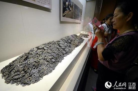 展柜里堆积的五铢钱 展柜里堆积的五铢钱