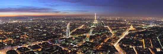 自蒙帕纳斯大厦（Maine-Montparnasse tower）鸟瞰巴黎夜景。图片：Courtesy of Behn LIEU SONG and Wikimedia Commons