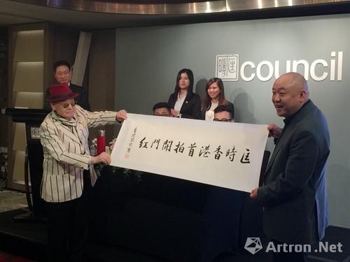 香港著名收藏家张宗宪（左）向北京匡时董事长董国强（右）赠送香港首拍题词
