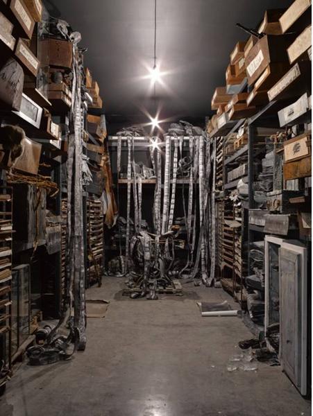 《军械库》，铅、混合材料, 1983-2016年。图片来源：乔治·达雷尔