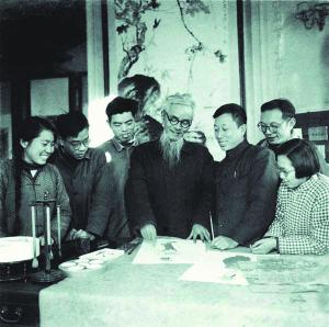 1961年上海中国画院院长丰子恺与年轻画家谈艺术。（左起为：吴玉梅、毛国伦、邱陶峰、丰子恺、陆一飞、姜大中、汪大文）