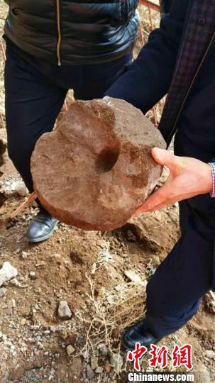新疆呼图壁康家石门子岩画土层中发现石器（图）