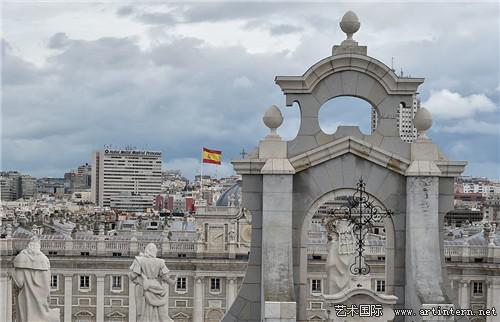 　　阿姆德纳圣母大教堂俯视马德里的天际线，2016年5与13日。