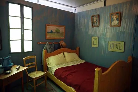 “梵高的卧室”展览中搭建的实物小屋 图片:芝加哥艺术博物馆官网