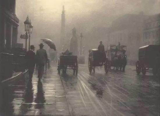 伦敦在十九世纪三十年代更是作为主要工业中心，每天都有大量有害气体、粉尘被排放到空气中。