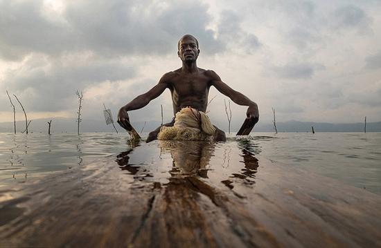 加纳阿散蒂地区的博苏姆推湖中的渔民