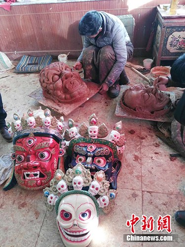 达孜县雪乡民间传统手工艺制作农牧民专业合作社厂房内，工匠正在制作藏族特色的面具。中新网记者 宋宇晟 摄