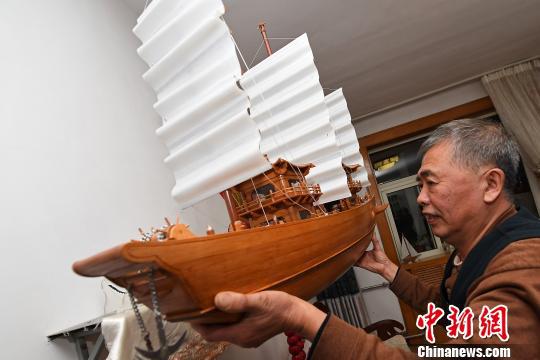 68岁的闫嘉义是山西太原一名退休职工，尽管居住在内陆省份，他却对船非常感兴趣，亲手制作过不少大大小小的船只。12月21日，他拿出最满意的作品向记者展示，并将其命名为“嘉义号”。　武俊杰　摄