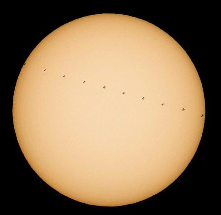 国际空间站“掠过”太阳。图片来源：NASA