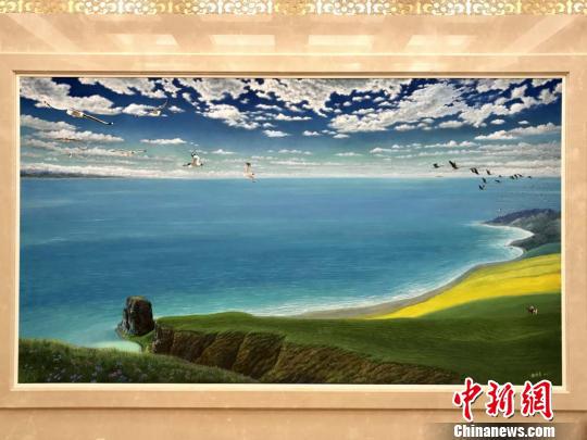    图为陈逸青的油画作品《青海湖》挂在了人民大会堂新装修的青海厅内。　张添福　摄