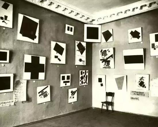 ▲“最后的未来主义展览0.10”上的马列维奇作品，1915年
