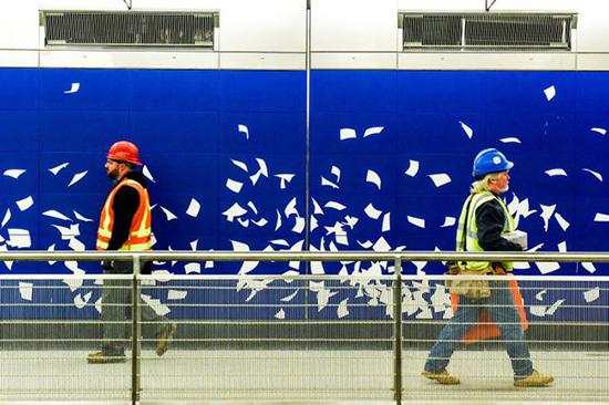 ▲Sarah Sze《Blueprint for a Landscape》纸片纷飞的画面