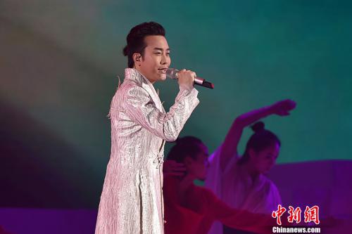 资料图：12月17日晚，李玉刚“十年经典”演唱会在北京工人体育馆亮相。中新网记者 金硕 摄