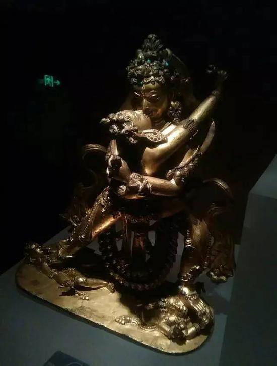 (拍摄于首都博物馆的男女双身欢喜佛造像)