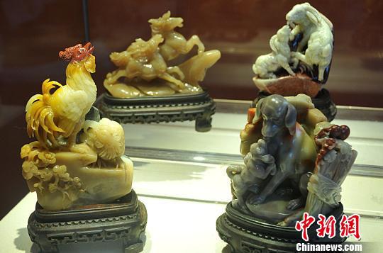 　　用壽山石雕刻的“十二生肖”作品吸引了眾多前來(lái)參觀(guān)市民的眼球?！埍蟆z
