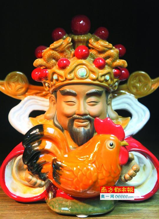 距离春节还有一个月,石湾传统生肖陶艺公仔进入销售旺季。明年是鸡年,陶艺市场上各种雄鸡、萌鸡仔,早已各领风骚。
