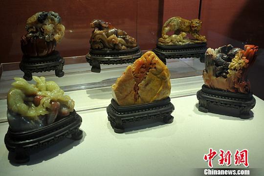 　　1月1日，在福州一展館內(nèi)，用壽山石雕刻的“十二生肖”作品?！埍蟆z