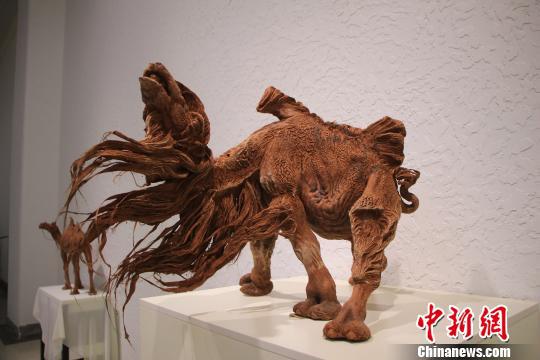 图为额尔德尼的泥塑作品。 嘎茹迪 摄 图为额尔德尼的泥塑作品。 嘎茹迪 摄