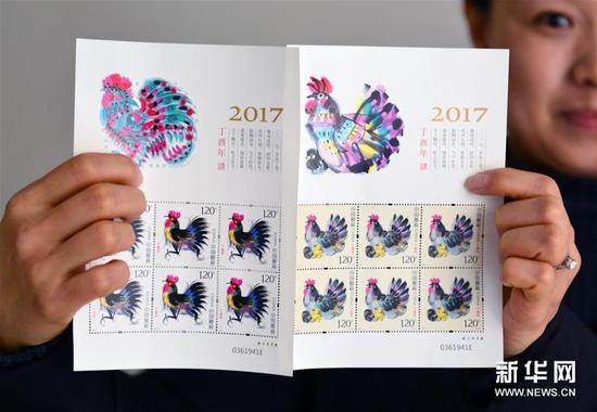 1月3日，安徽省邮政公司阜阳市分公司工作人员展示即将发行的《丁酉年》生肖特种邮票