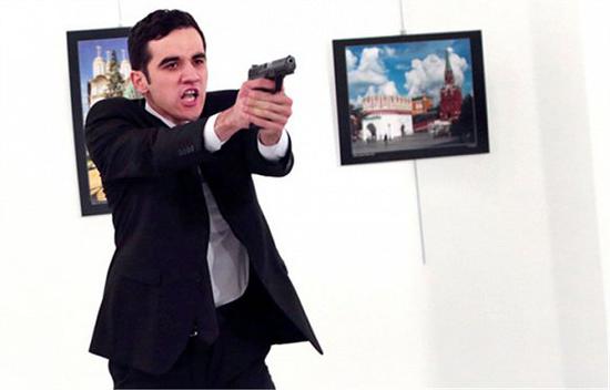杀手Mevlut Mert Altintas用枪打死了俄罗斯驻土耳其大使安德烈·卡尔洛夫（Andrei Karlov）。图片摄于土耳其安卡拉的一个美术馆，2016年12月19日。图片来源：Burhan Ozbilici/AP