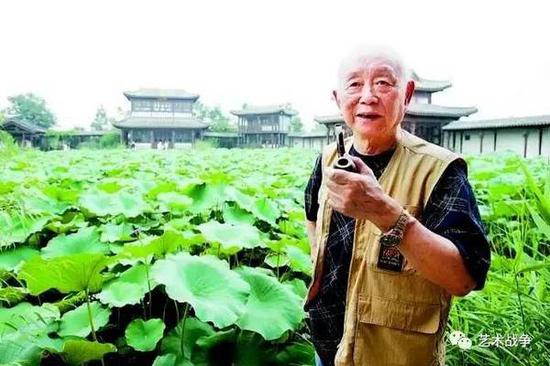 (黃永玉在北京的畫室,占地六畝的“萬荷堂”)