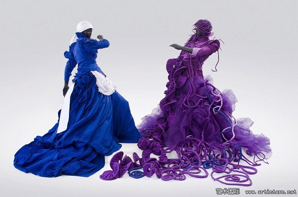 艺术家Mary Sibande创作于2013年的作品《A Reversed Retrogress：Scene 1（The Purple Shall Govern）》。图片来源：Mary Sibande / Courtesy Gallery MOMO